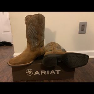Ariat Women’s Round Up Wide SquareToe Western Boot